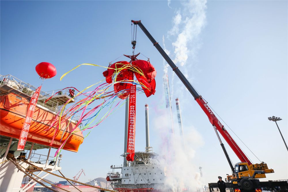 渤船重工建造的華科1號(hào)、2號(hào)自升助航式作業(yè)平臺(tái)命名交工